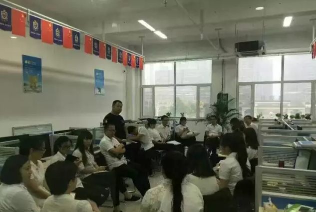 家人们开展学习探讨活动。 