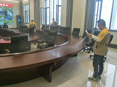 乾港集团的施工师傅们正在进行除甲醛施工