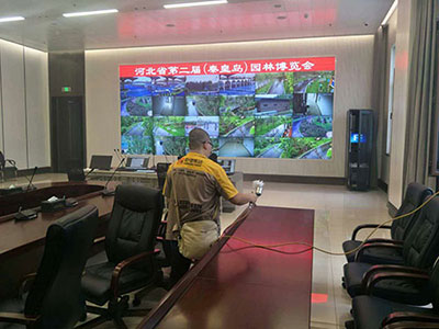 乾港集团的施工师傅们正在进行除甲醛施工 乾港集团的施工师傅们正在进行除甲醛施工