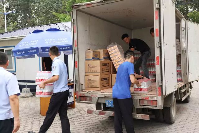 乾港慰问一线干警 乾港慰问一线干警