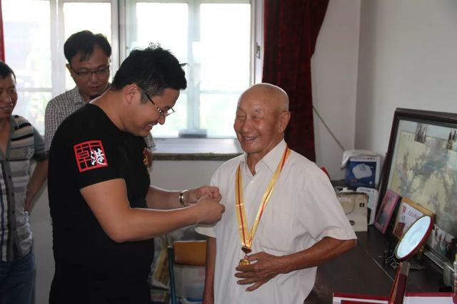 乾港爱心团看望老兵 乾港爱心团看望老兵