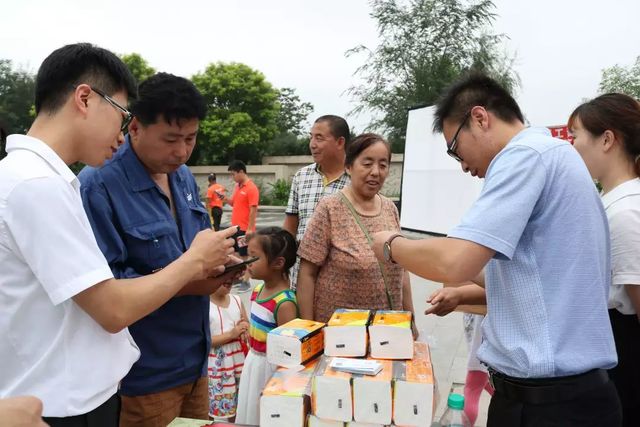 附近居民对集团项目进行咨询 附近居民对集团项目进行咨询