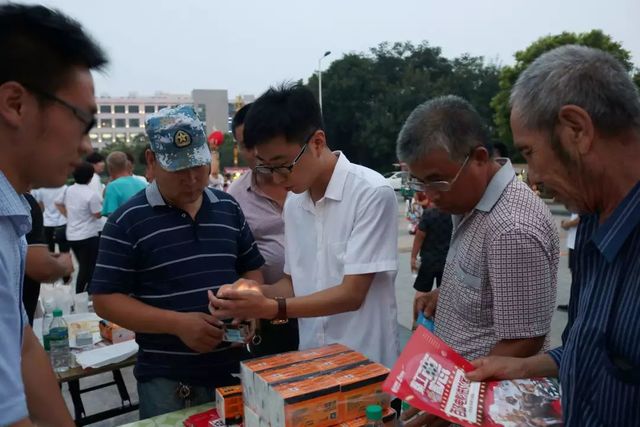 附近居民对集团项目进行咨询 附近居民对集团项目进行咨询