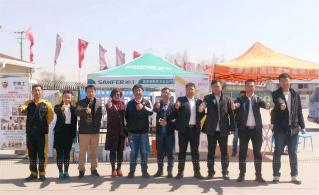 李总与乾港集团售后人员合影 李总与乾港集团售后人员合影